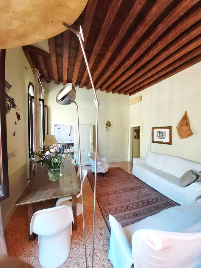Gorgeous Venetian With Canal View Venetië