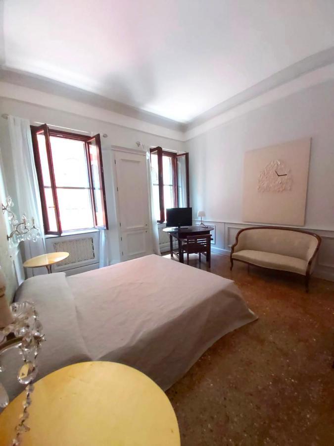 Gorgeous Venetian With Canal View Appartement Venetië